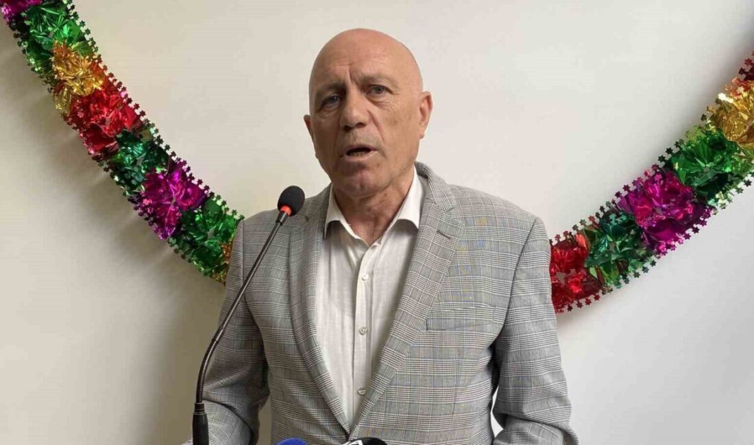 Kütahya Vakıflar Bölge Müdürü Ahmet Aydın, Ulu Camii önünde bin