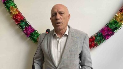 Kütahya Vakıflar Bölge Müdürü Ahmet Aydın, Ulu Camii önünde bin