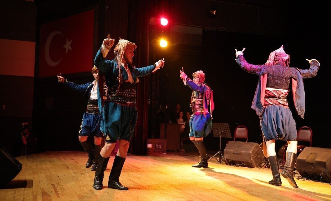 Kütahya Belediyesi öncülüğünde düzenlenen “Kültür Senfonisi: Sanat Gecesi” etkinliği, sanatseverleri