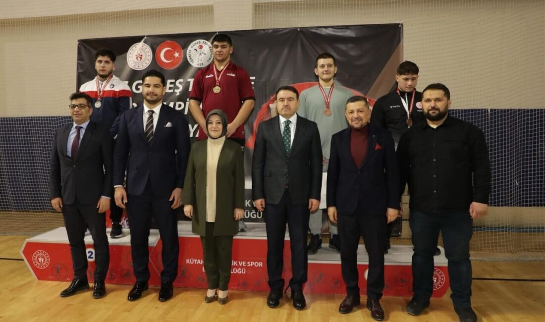 Kütahya’da düzenlenen U-17 Güreş Türkiye Grup müsabakaları, final karşılaşmalarının ardından