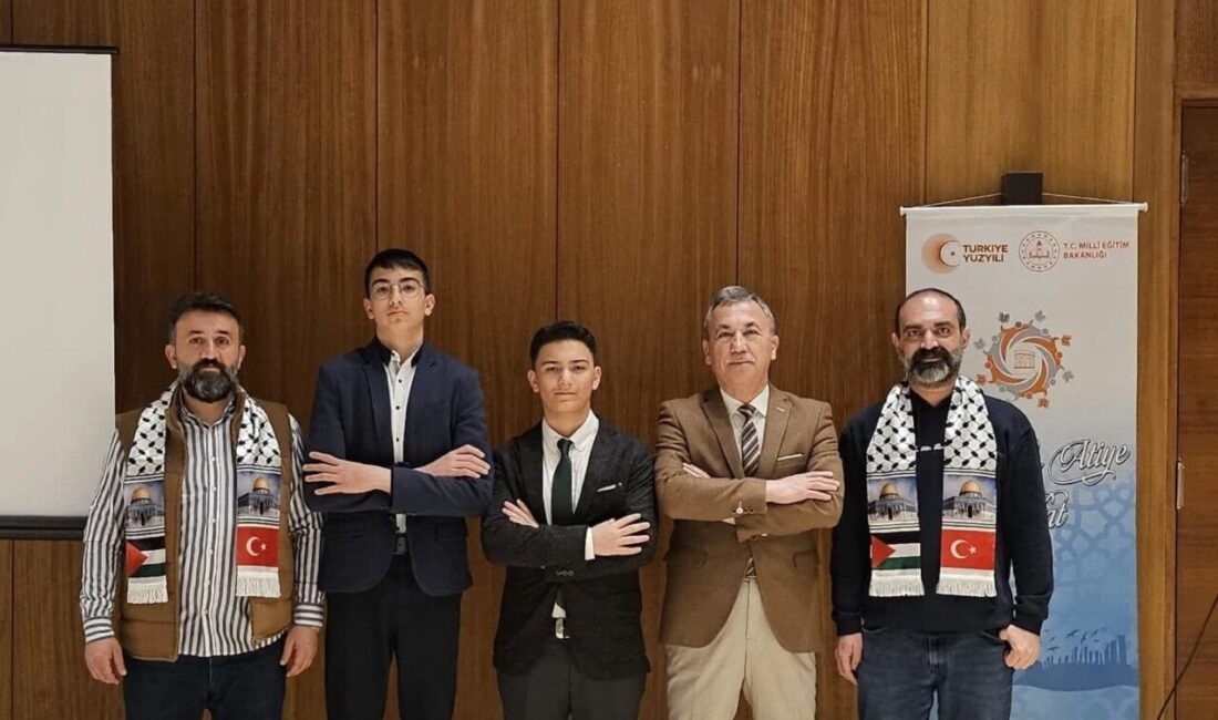 Kütahya Nafi Güral Fen Lisesi Müdürü Murat Fazıl Akkoç, öğrenciler