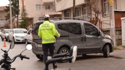 Kütahya’nın Tavşanlı ilçesinde hafif ticari araçla elektrikli motosikletin çarpışması sonucu