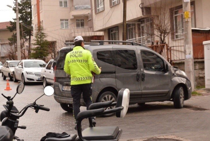 Kütahya’nın Tavşanlı ilçesinde hafif ticari araçla elektrikli motosikletin çarpışması sonucu