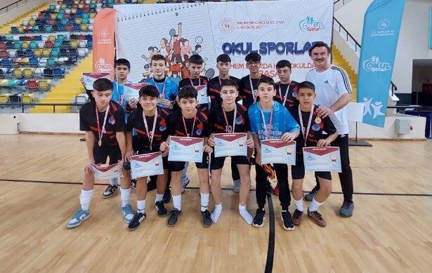 Moymul Ortaokulu Futsal Takımı, Balıkesir’de düzenlenen Ortaokullar Arası Futsal Bölge