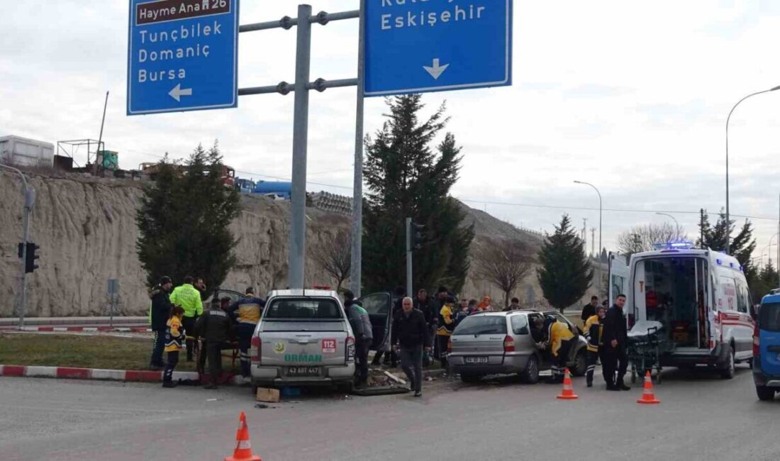 Kütahya’nın Tavşanlı ilçesinde, otomobil ile Orman İşletme Müdürlüğü’ne ait kamyonetin