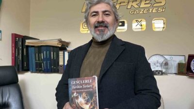 Kütahya’nın Tavşanlı ilçesinde görev yapan tarih öğretmeni Mesut Kocaman, “Gençlerle