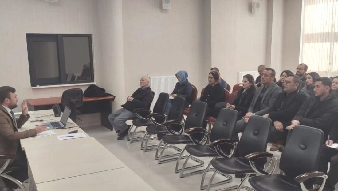 Altıntaş İlçe Milli Eğitim Müdürlüğü tarafından düzenlenen toplantıda “Aile Eğitim