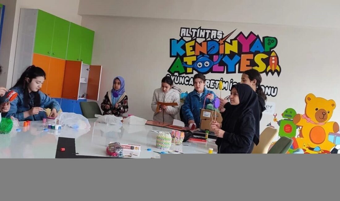 Kütahya’nın Altıntaş ilçesinde “Türkiye Yüzyılı Altıntaş Maarif Hareketi” çerçevesinde “Minikler