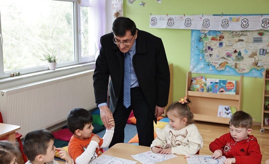 Kütahya Belediye Başkanı Eyüp Kahveci, Koru Anaokulu’nu ziyaret ederek minik