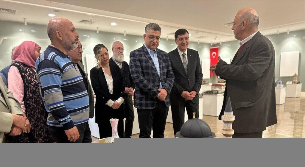 Sanatçı İbrahim Güneş tarafından hazırlanan ’Zamanın İzinde: Kütahya’nın Renkleri’ sergisi,