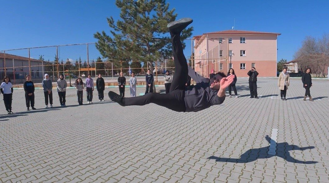 Kütahya’nın Tavşanlı İlçesinde Savaş Sanatları Ustası Metin Kayar Kuruçay Ortaokulunu