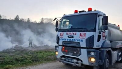 Kütahya’nın Emet ilçesinde bir samanlıkta çıkan yangında 3 römork saman