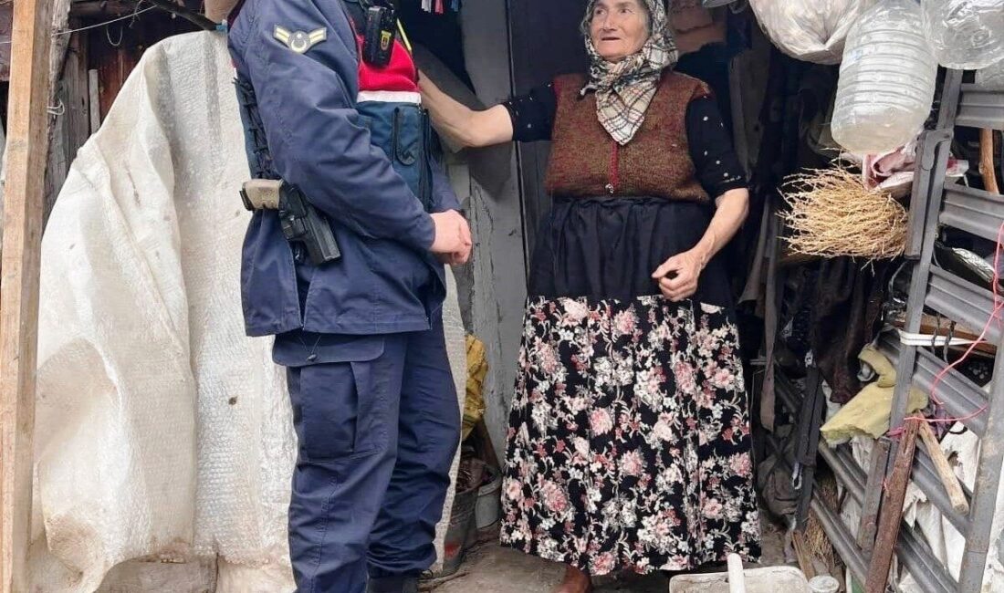 Emet İlçe Jandarma Komutanlığı devriye ekipleri köylerde bulunan yaşlı ve