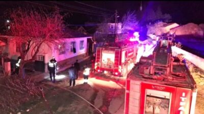 Kütahya’nın Emet ilçesinde çıkan yangında tek katlı ev kullanılamaz hale