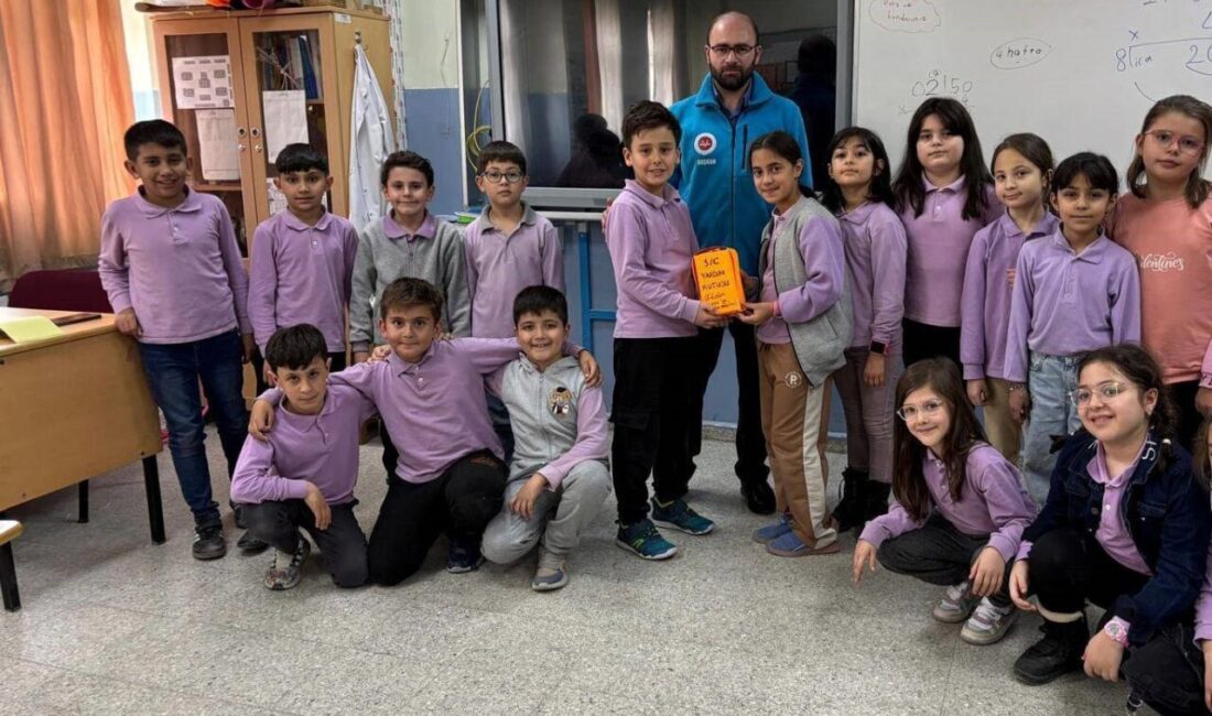 Kütahya’nın Emet ilçesinde Gaziemet İlkokulu öğrencilerinin kumbaralarında biriktirdikleri harçlıklar zor