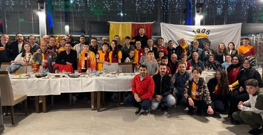 Kütahya’nın Tavşanlı ilçesinde Galatasaray Taraftar Derneği üyeleri, düzenlenen iftar yemeğinde