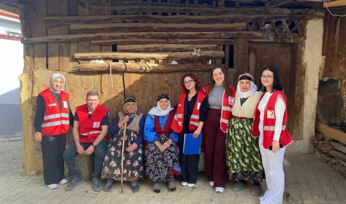 Kütahya’nın Gediz ilçesinde, Genç Kızılay gönüllüleri Ramazan ayında ihtiyaç sahibi
