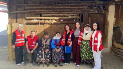 Kütahya’nın Gediz ilçesinde, Genç Kızılay gönüllüleri Ramazan ayında ihtiyaç sahibi