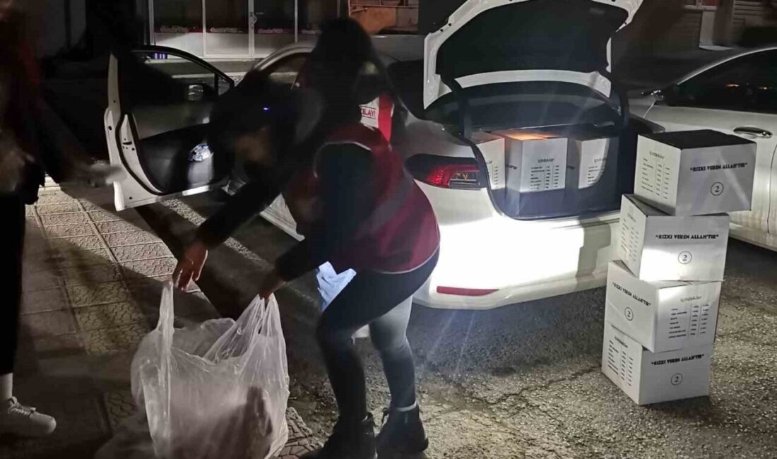 Kütahya’nın Gediz ilçesinde faaliyet gösteren Genç Kızılay Gönüllüleri, Ramazan ayının