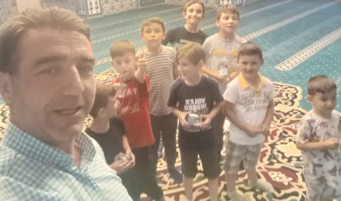 Kütahya’nın Gediz ilçesinde Serdar Camii İmam-Hatibi Ramazan Dinçer, çocukların camiye