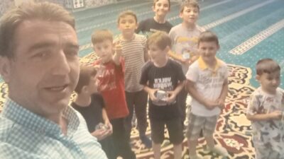 Kütahya’nın Gediz ilçesinde Serdar Camii İmam-Hatibi Ramazan Dinçer, çocukların camiye
