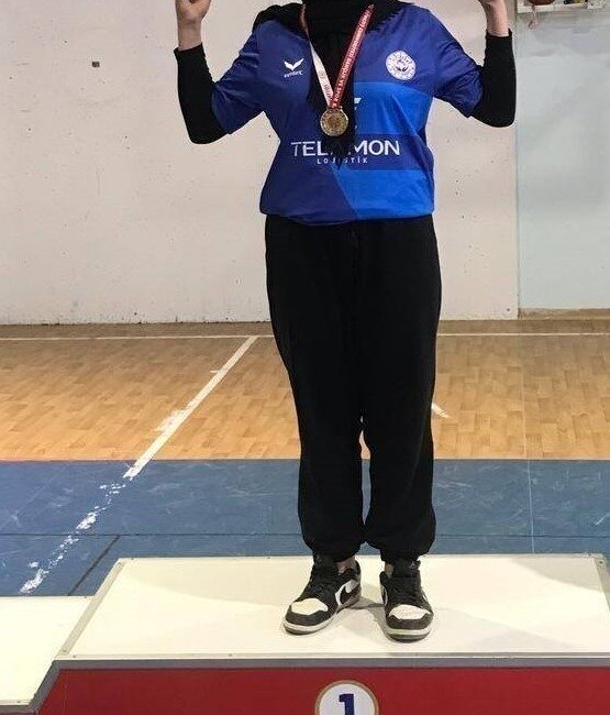 Kütahya’da düzenlenen “Bilek Güreşi Yıldız Kızlar” turnuvasında Gediz’in başarılı sporcuları