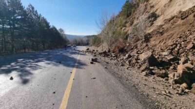 Kütahya’nın Domaniç-İnegöl karayolunda, heyelanlı bölgedeki taş düşmeleri bu yıl da