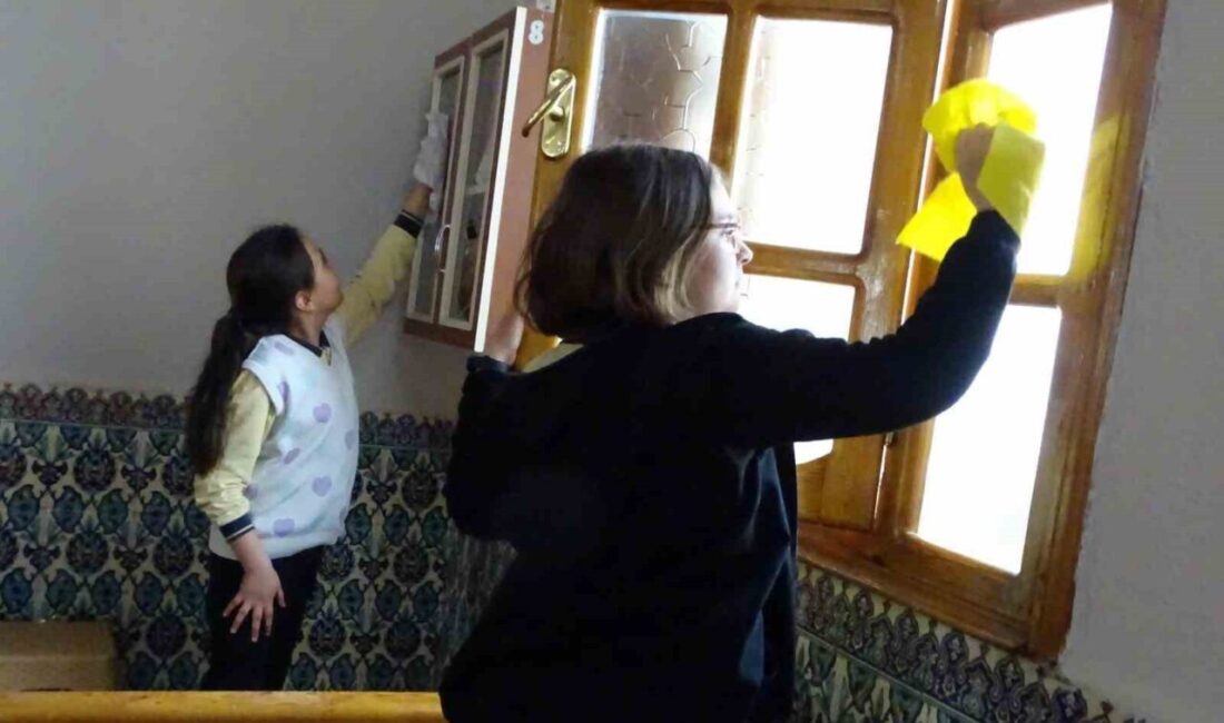 Kütahya’nın Hisarcık ilçesinde ortaokul öğrencileri ’İyilik Haftası’ etkinlikleri çerçevesinde mahalle