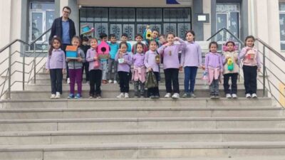 Kütahya’nın Hisarcık ilçesinde öğrenciler, “İyilik Haftası” etkinlikleri çerçevesinde sokaktaki kuşlar