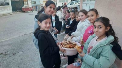 Kütahya’nın Hisarcık ilçesi Atatürk İlkokulu öğrencileri, iftar vakti geleneksel Ramazan