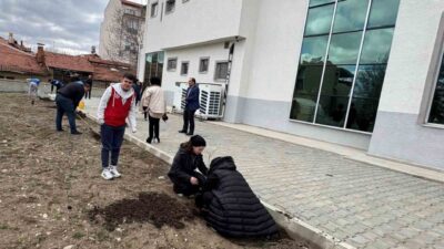 Hisarcık Meslek Yüksekokulu ve Şehitler Ortaokulu öğrencileri fidan dikimi gerçekleştirdi.