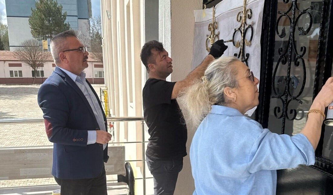 Kütahya’nın Hisarcık ilçesi Atatürk İlkokulunda görevli öğretmenler, boyası eskiyen okulun