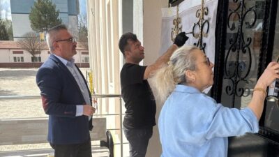 Kütahya’nın Hisarcık ilçesi Atatürk İlkokulunda görevli öğretmenler, boyası eskiyen okulun