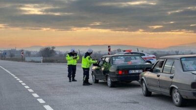 Kütahya’da jandarma trafik ekipleri Tavşanlı-Emet karayolunda 55 sürücüyü yağışlı havalarda,