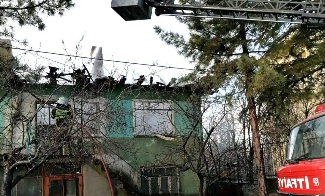Kütahya’nın Emet ilçesi Örencik köyünde iki katlı binada çıkan yangın