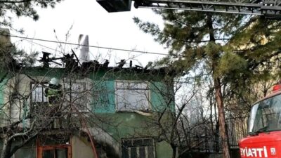 Kütahya’nın Emet ilçesi Örencik köyünde iki katlı binada çıkan yangın