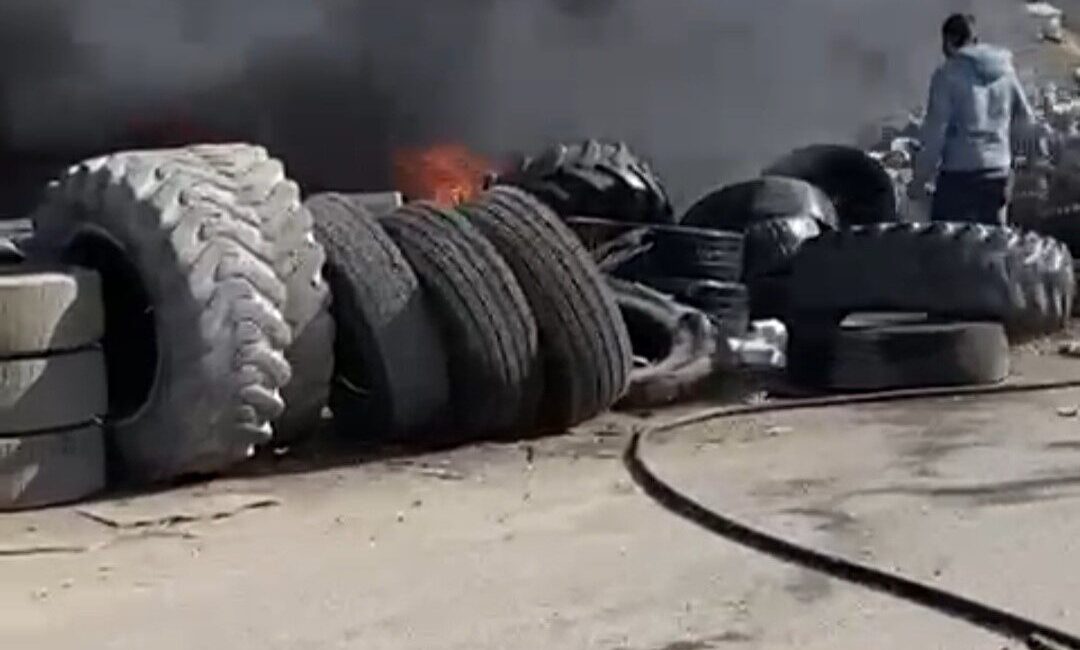 Kütahya’daki Fatih Sanayi Sitesi’nde hurda lastiklerin tutuşmasıyla çıkan yangın, itfaiye