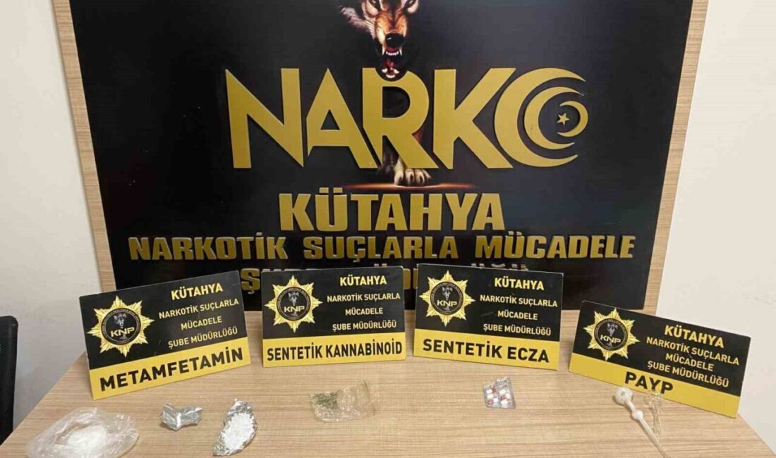 Kütahya’da uyuşturucu madde ticareti yapmaktan gözaltına alınan 3 kişi tutuklandı.