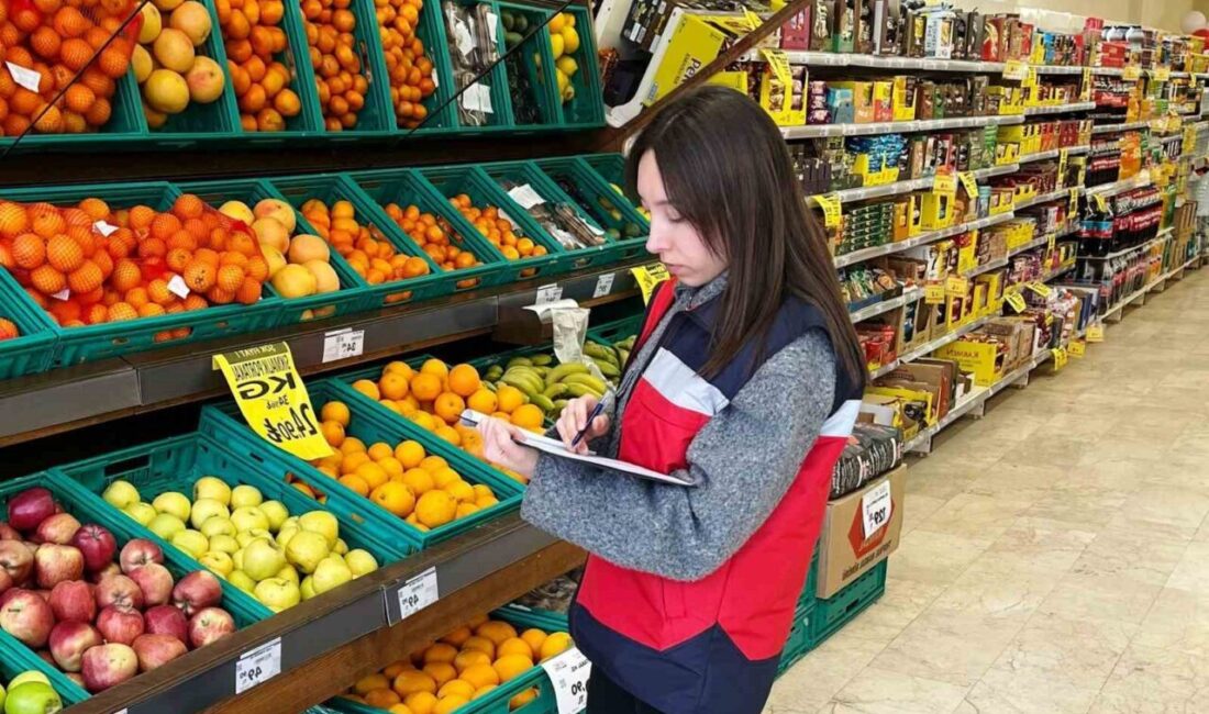 Kütahya’nın Altıntaş ve Tavşanlı ilçelerinde marketlerde fiyat takibi denetimi gerçekleştirildiği