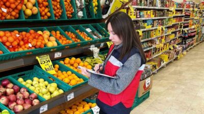 Kütahya’nın Altıntaş ve Tavşanlı ilçelerinde marketlerde fiyat takibi denetimi gerçekleştirildiği