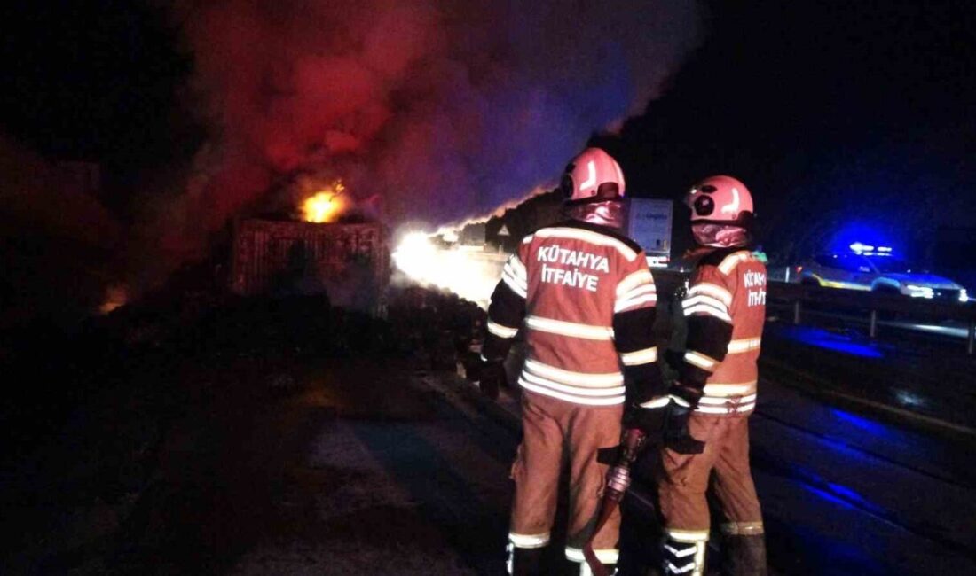 Kütahya’da seyir halindeki iplik yüklü tırda çıkan yangın güçlükle söndürüldü.