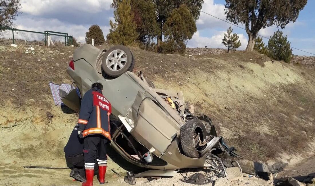 Tuna İŞLEYEN/ TAVŞANLI (Kütahya), – KÜTAHYA’nın Tavşanlı ilçesinde takla atarak