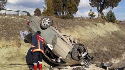 Tuna İŞLEYEN/ TAVŞANLI (Kütahya), – KÜTAHYA’nın Tavşanlı ilçesinde takla atarak