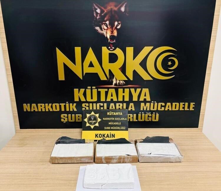 Kütahya’da uyuşturucu ticareti yaptıkları iddiasıyla gözaltına alınan 2 şüpheli tutuklandı.