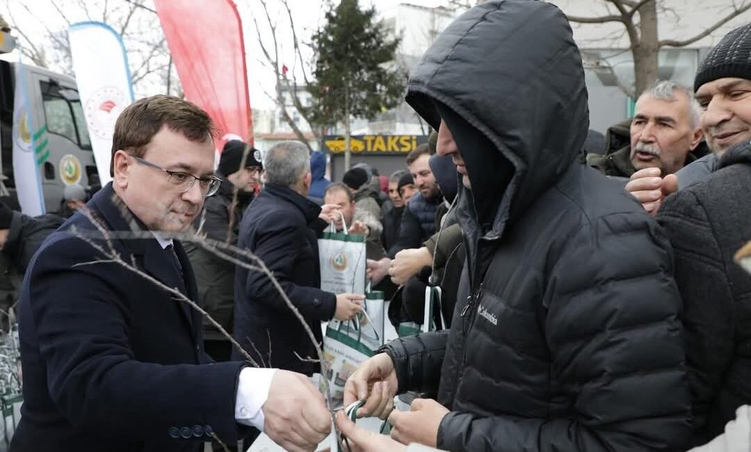 Kütahya’da Orman Haftası kapsamında Zafer Meydanı’nda fidan dağıtım etkinliği düzenlendi.