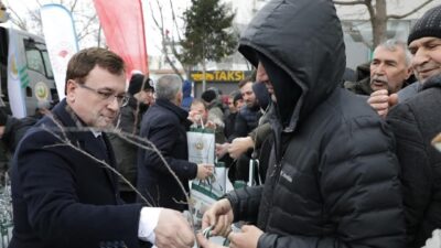 Kütahya’da Orman Haftası kapsamında Zafer Meydanı’nda fidan dağıtım etkinliği düzenlendi.