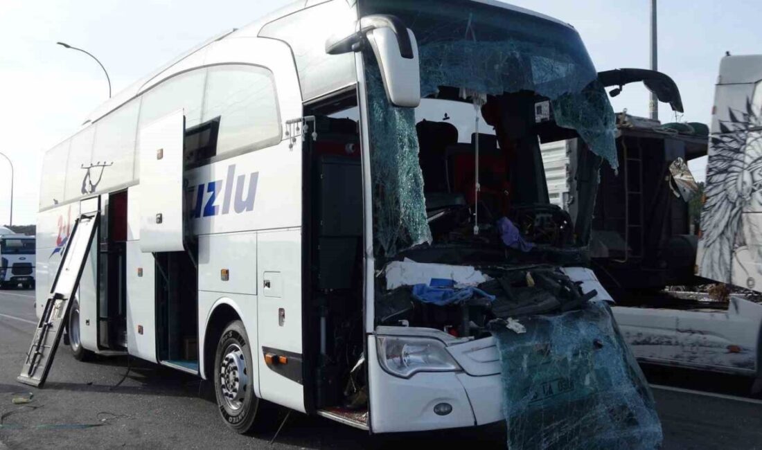 Kütahya’da yolcu otobüsü ile tırın çarpışması sonucu meydana gelen trafik