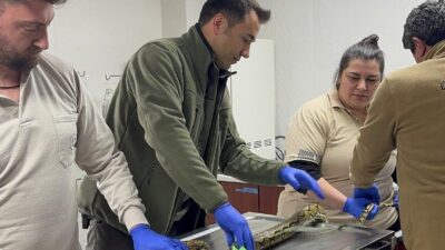 Kütahya’da polis ekiplerince durdurulan şehirlerarası otobüste yapılan kontrolde, karton kutu