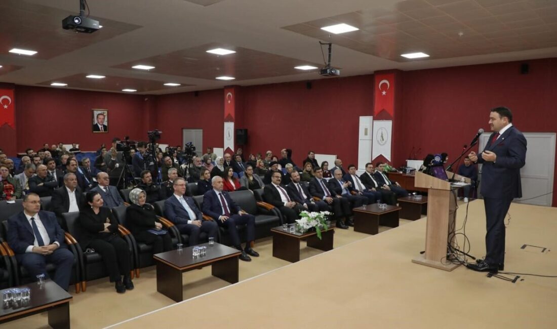 Kütahya’nın tarihi kimliğinin yeniden canlandırmasının planlandığı sağlıklaştırma projesi kamuoyuna tanıtıldı.