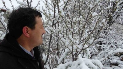 Kütahya’da aralıklarla yağan kar sonrası, meyve bahçeleri eşsiz bir güzelliğe